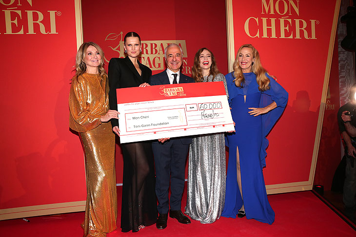 Frauke Ludowig, Toni Garrn, Carlo Vassallo, Elizabeth Jagger und Jerry Hall mit 60.000 € Sprendenscheck beim Mon Cheri Barbara Tag auf Schloss Nymphenburg am 4.12.2024 (©Foto: Gisela Schober/ Mon Cheri PR via Getty Images) 